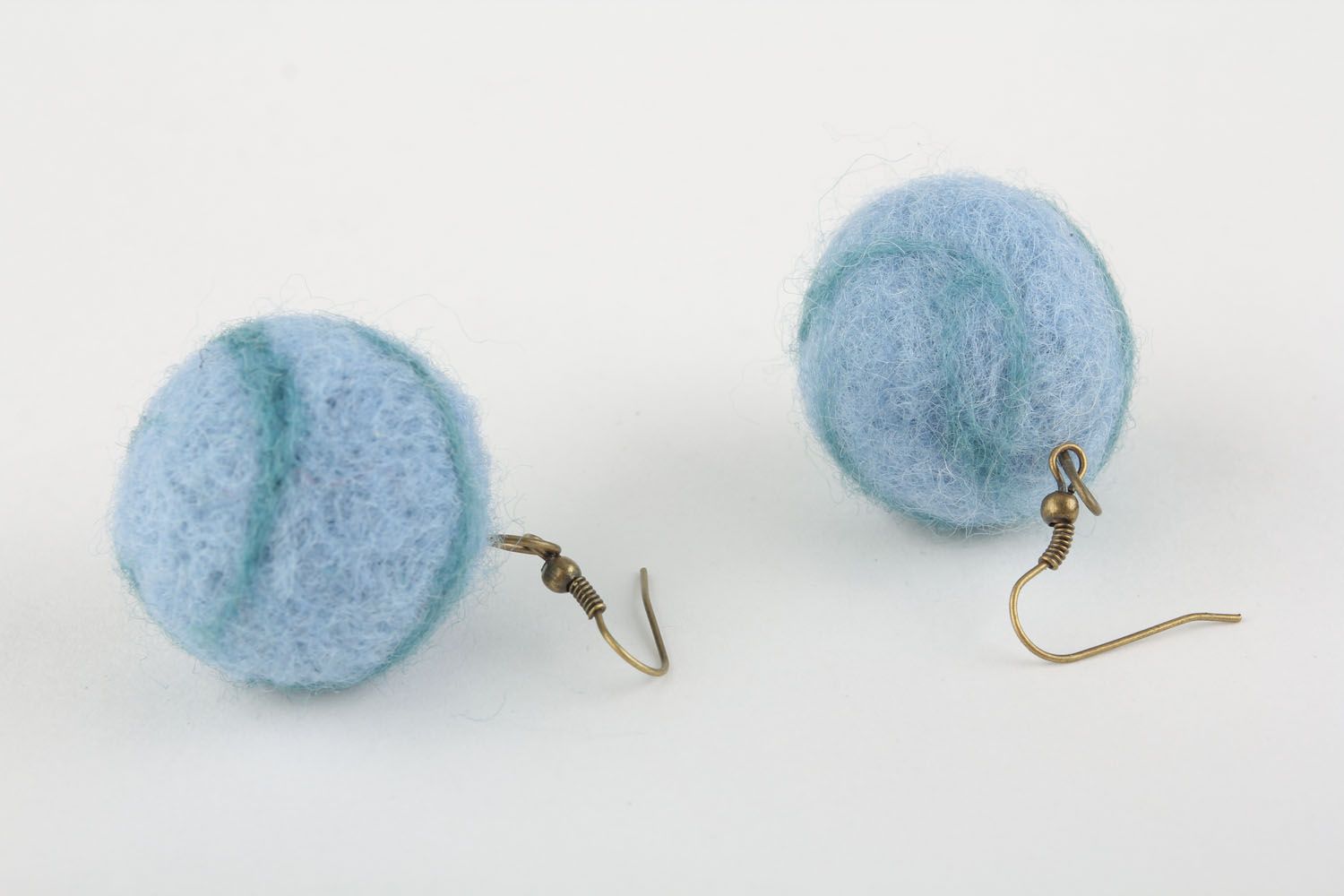Brincos bolas de lã feitos à mão  foto 2