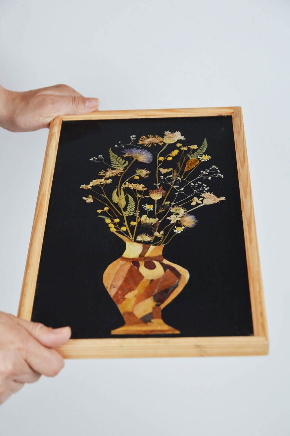 Tableau en fleurs séchées fait main sur fond noir nature morte vase avec fleurs photo 3