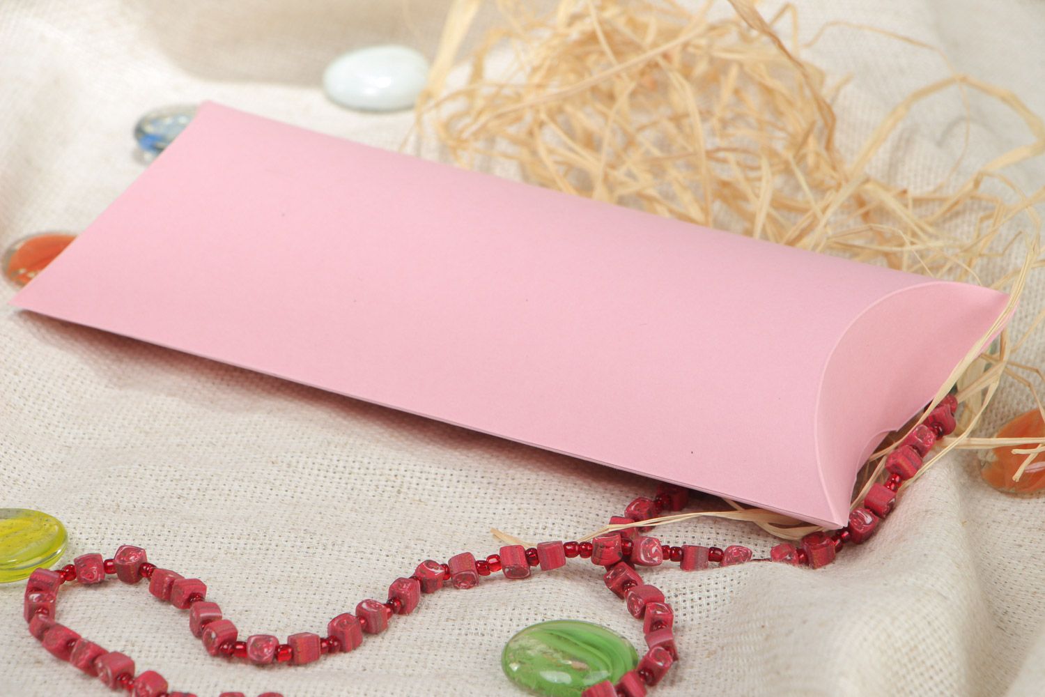 Коробка декоративная в форме подушки из картона розовая ручной работы красивая фото 1