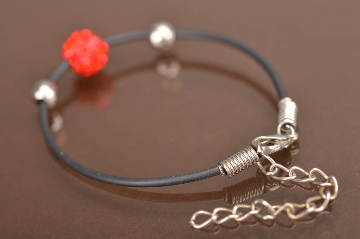 Handgemachtes schönes dünnes Armband aus Kautschuk Schnur mit roter Glasperle foto 5