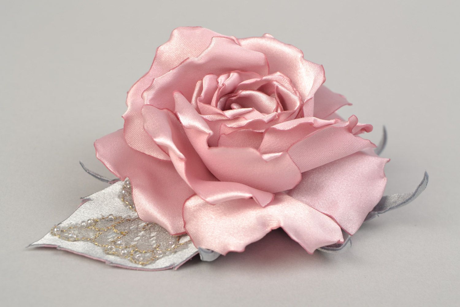 Broche en satinette fleur rose thé avec dentelle perles de rocaille faite main photo 4