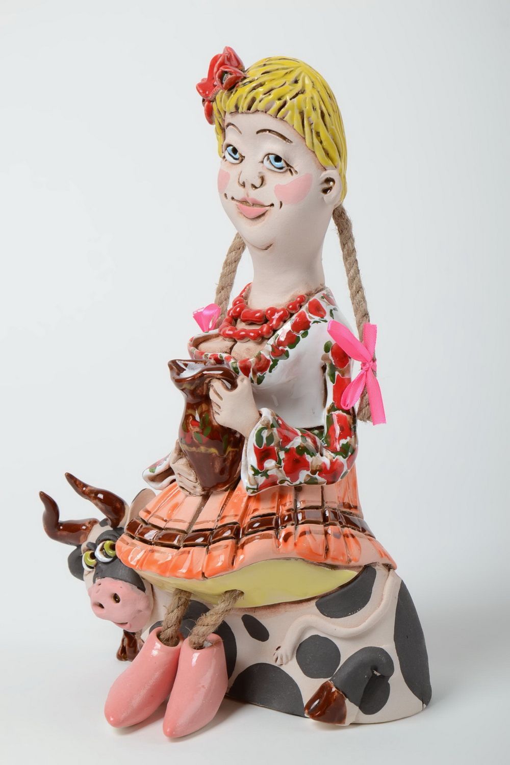 Statuette en argile peinte faite main décorative Fille assise sur la vache photo 1