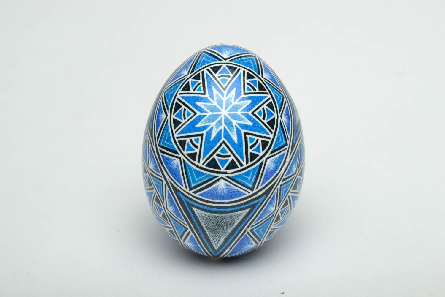 Oeuf de Pâques peint de colorants d'aniline fait main décoratif original bleu photo 2