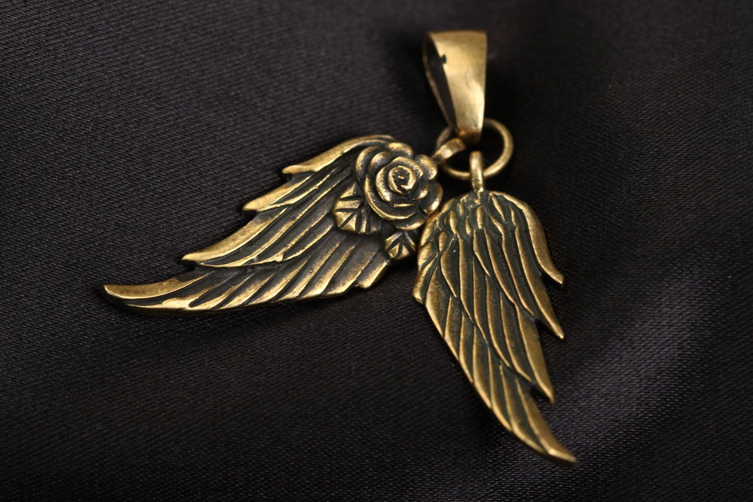 Pendentif ailes en bronze fait main photo 1