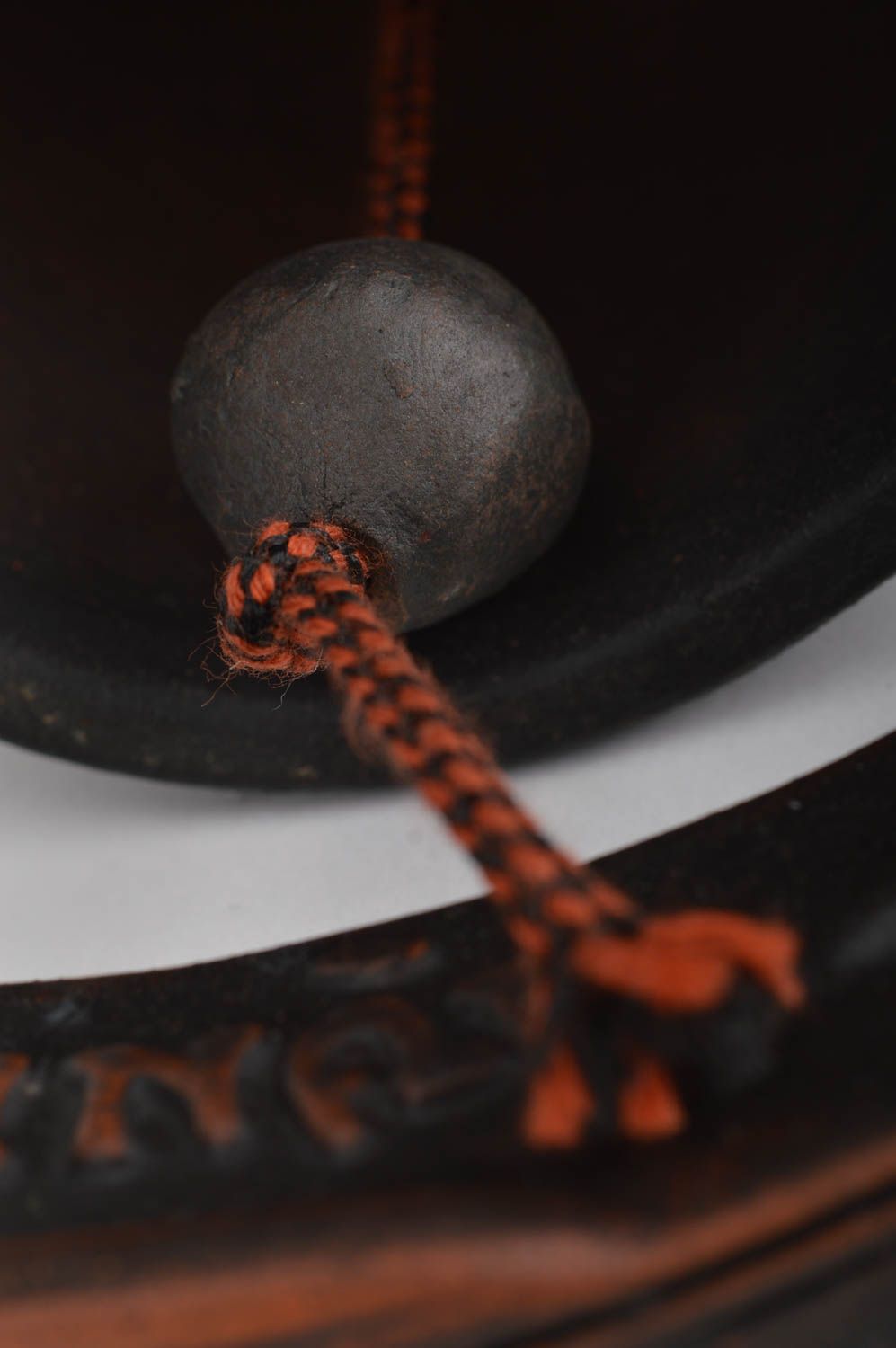Глиняная подкова ручной работы коричневого цвета небольшая с колокольчиком фото 4