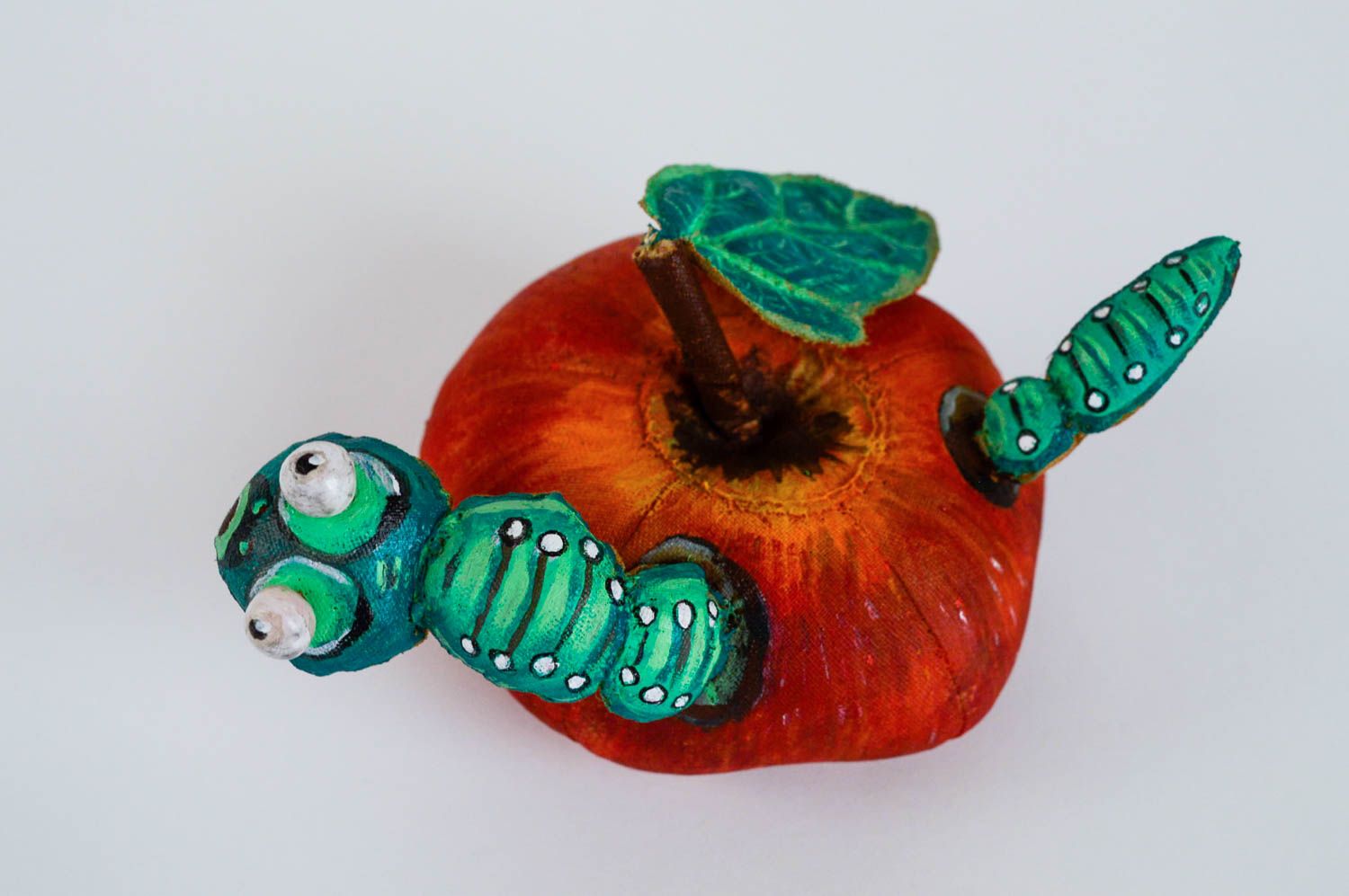 Мягкая игрушка для декора небольшая в виде яблока с червяком ручная работа фото 2
