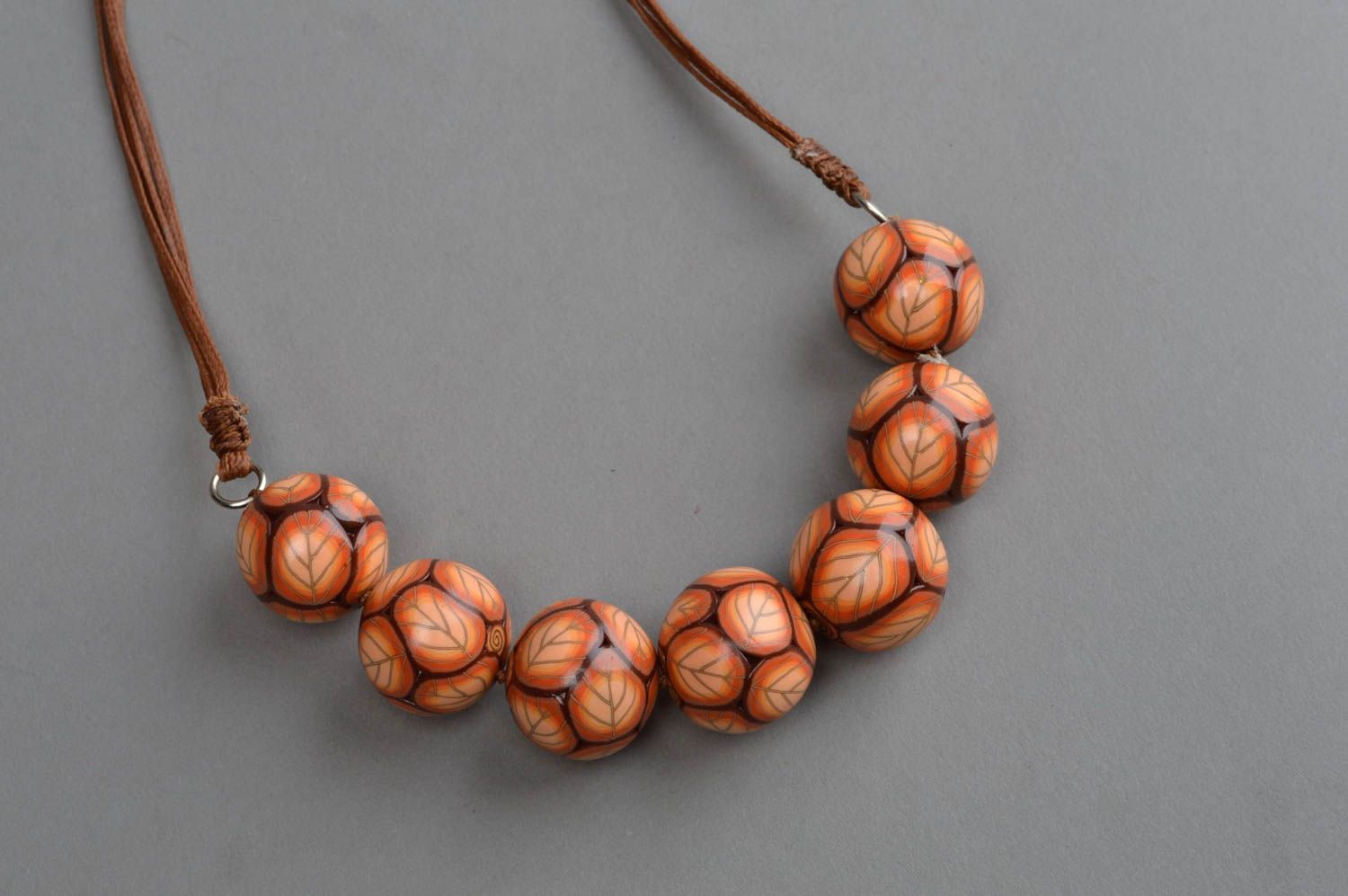 Modische bunte schöne handgemachte Halskette aus Polymerton Herbst Blätter foto 5