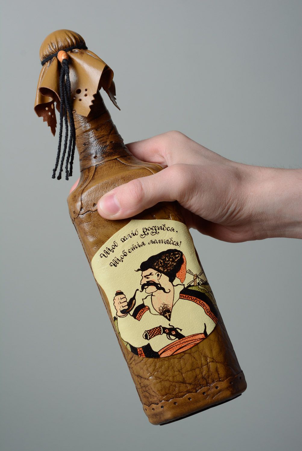 Стеклянная бутылка декорированная кожей ручной работы с рисунком объемом 700 мл фото 4