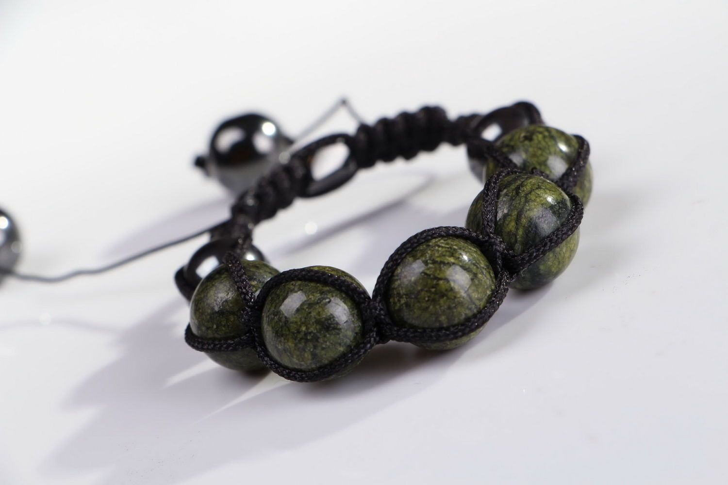 Bracelet made of serpentine beads and hematite photo 4