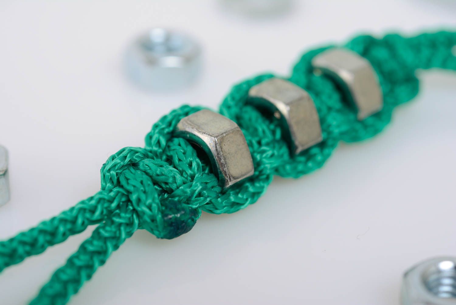 Porte-clés tressé en macramé vert avec écrous inox accessoire original fait main photo 2