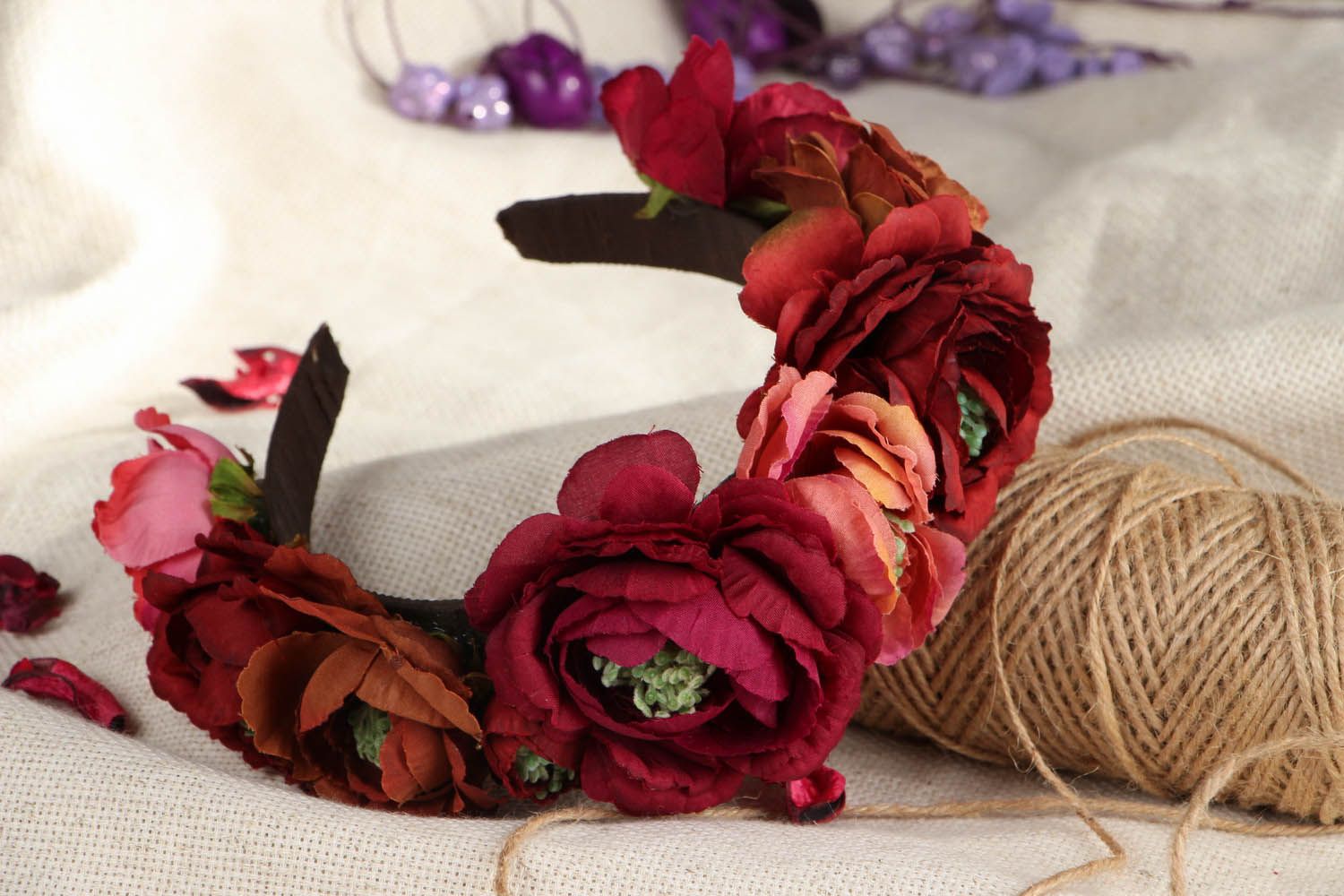 Serre-tête décoré de fleurs en tissu rouges photo 5