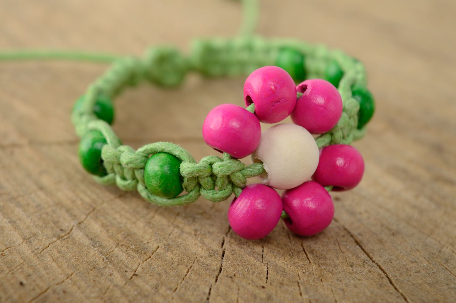 Bracelet en macramé de lacet ciré et perles en bois vert fleur fait main femme photo 1