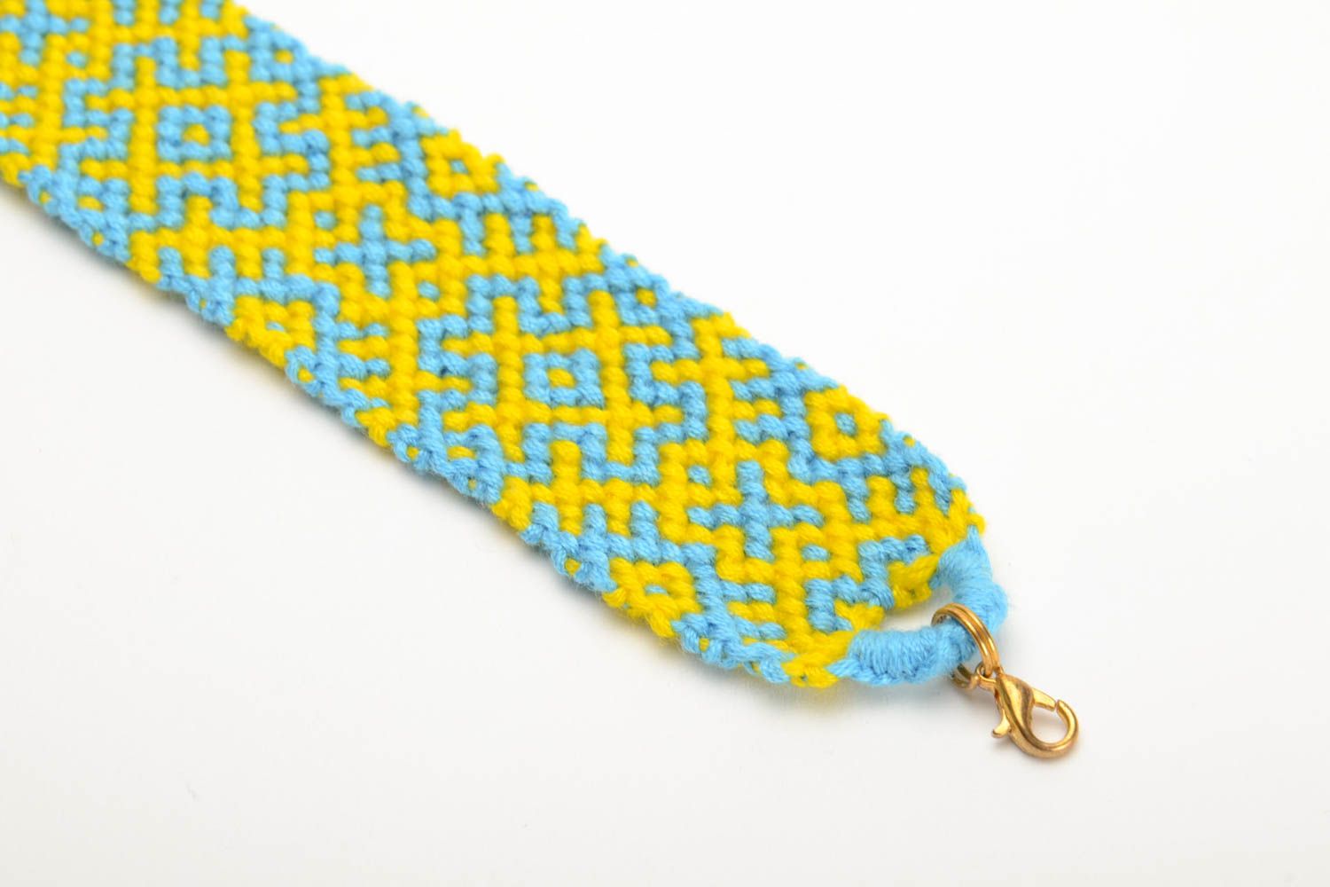 Плетеный браслет из ниток мулине ручной работы широкий красивый желто-голубой фото 2