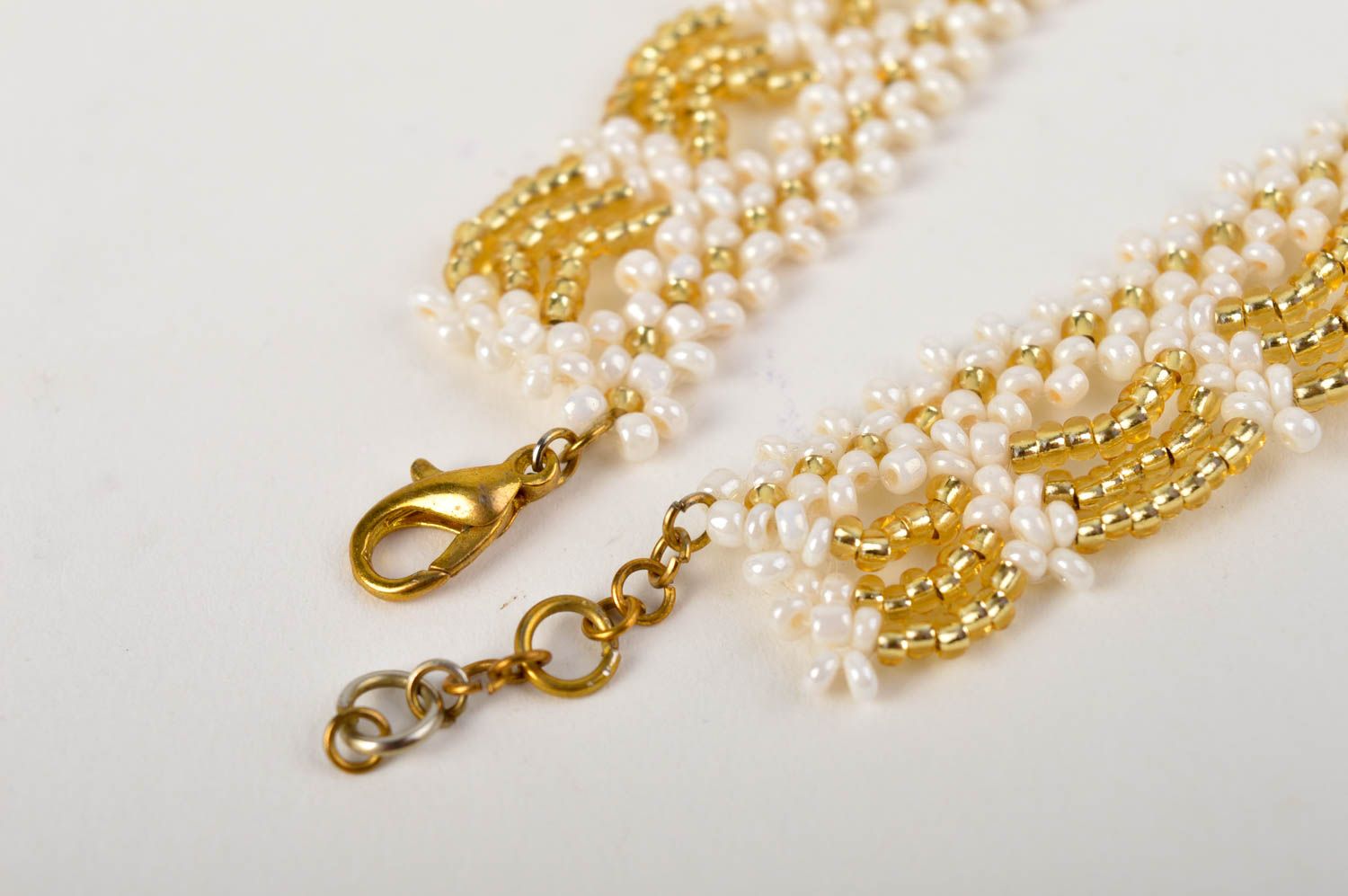 Collier en perles de rocaille Bijou fait main blanc-doré design Cadeau femme photo 3