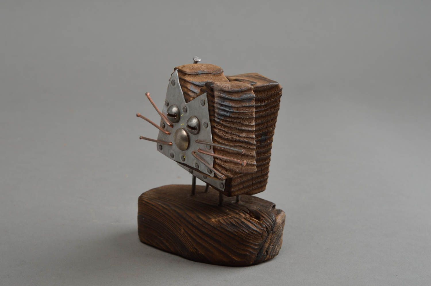 Originelle geschnitzte handgemachte Figurine aus Holz Katze mit Metall foto 3