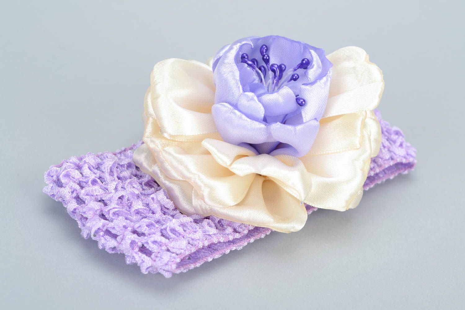 Schönes Haarband mit Blume aus Atlas für Mädchen handmade weiß lila foto 4