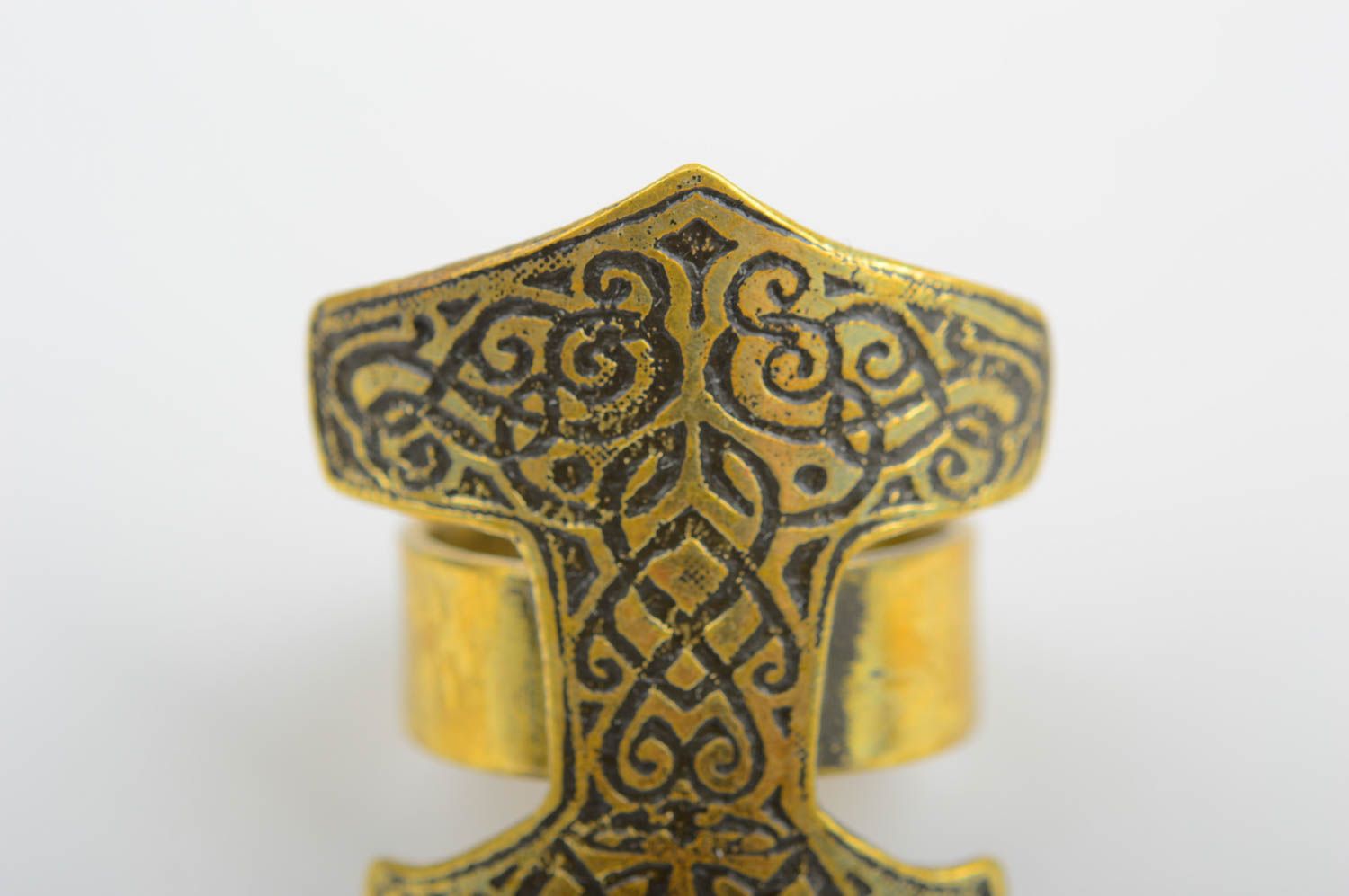 Кольцо ручной работы интересное кольцо из латуни украшение из металла Молот Тора фото 5