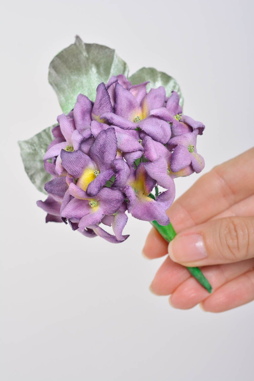 Тканевая брошь ручной работы в виде цветка гортензии шелковая красивая фото 3