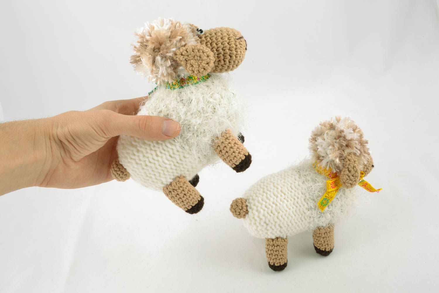 Deux peluches moutons tricotées au crochet  photo 4