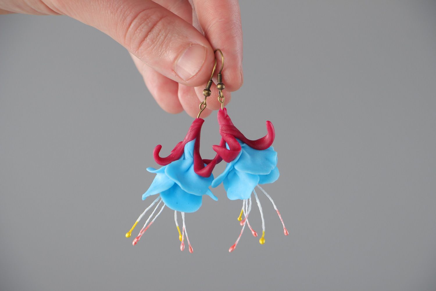 Handgemachte schöne keramische Ohrringe aus Ton in Form der Blumen für Frauen foto 5