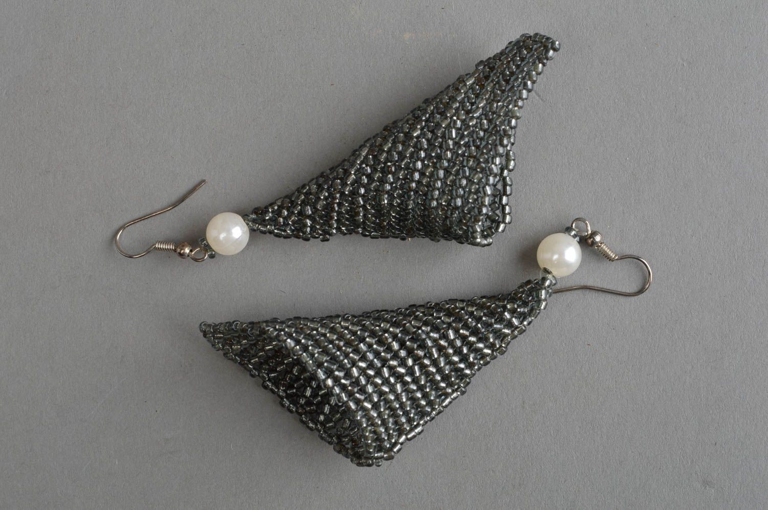 Boucles d'oreilles en perles de rocaille grises faites main pendantes pour femme photo 3