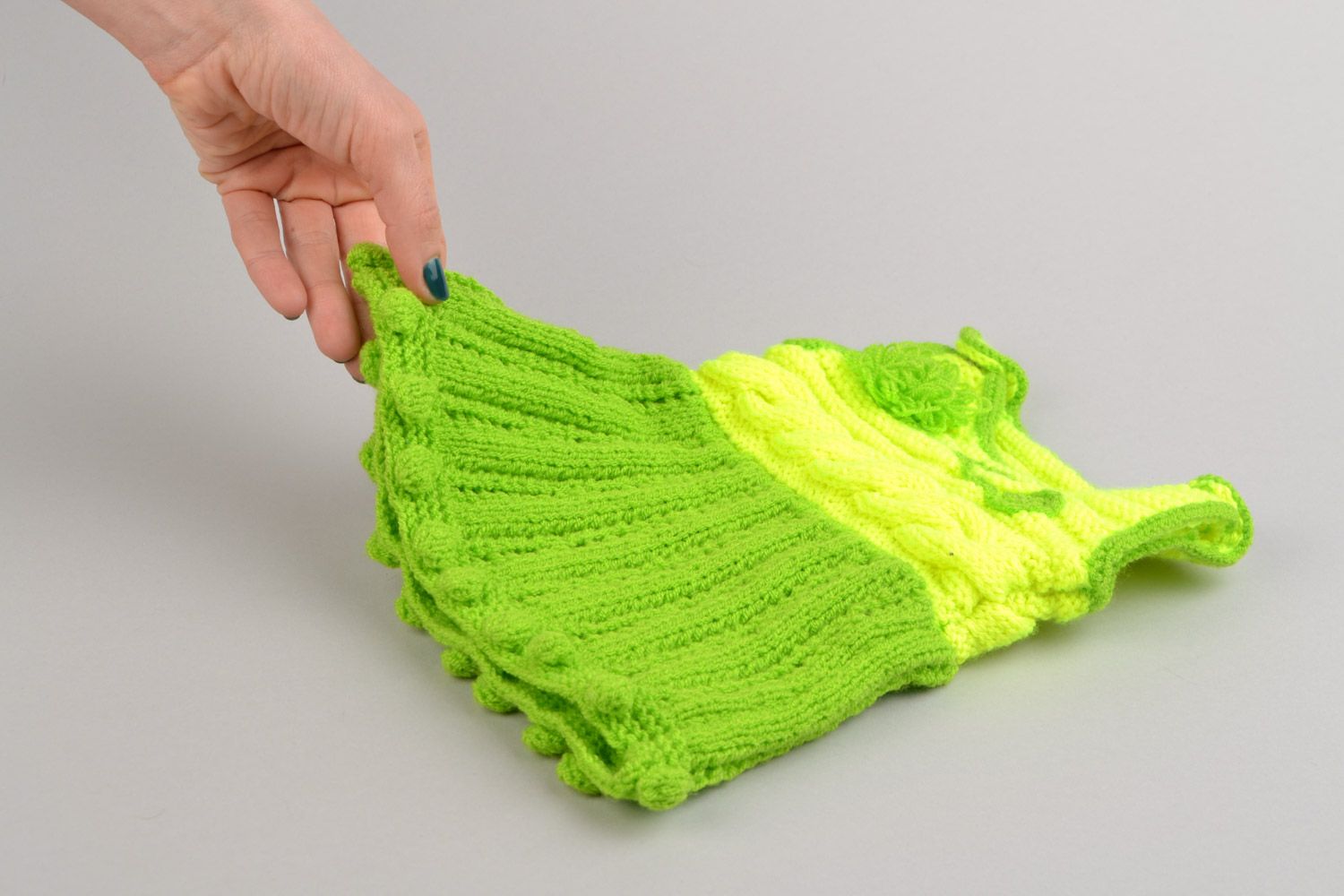 Robe verte pour fille tricotée en fils acryliques avec des aiguilles faite main photo 2