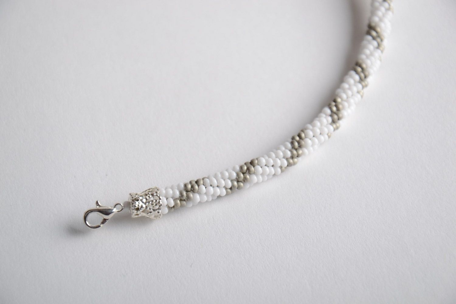 Bracelet en perles de rocaille tchèques blanc original fin fait main pour femme photo 3