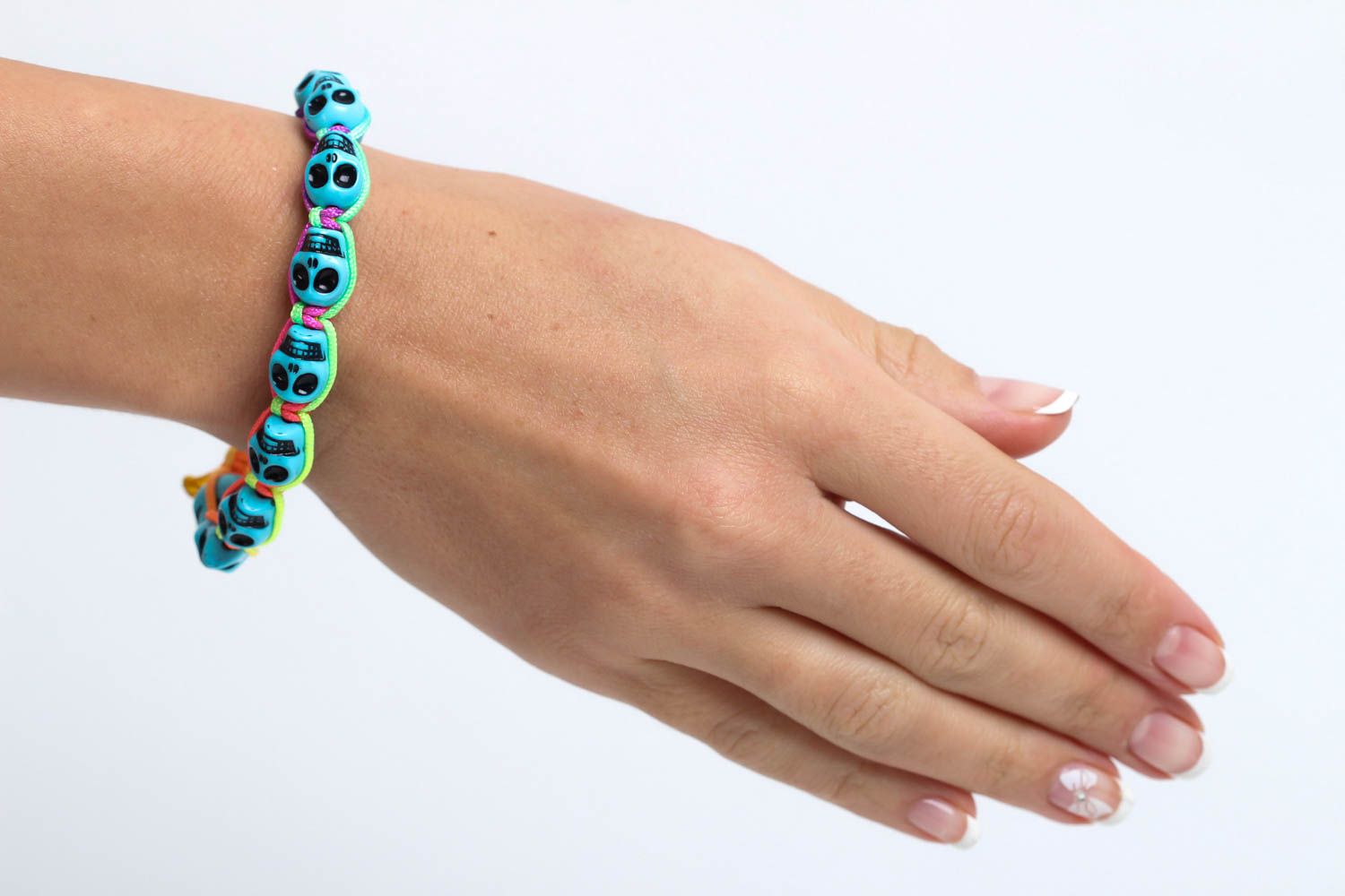 Bracelet tendance Bijou fait main avec crânes bleu ciel Accessoire femme photo 5