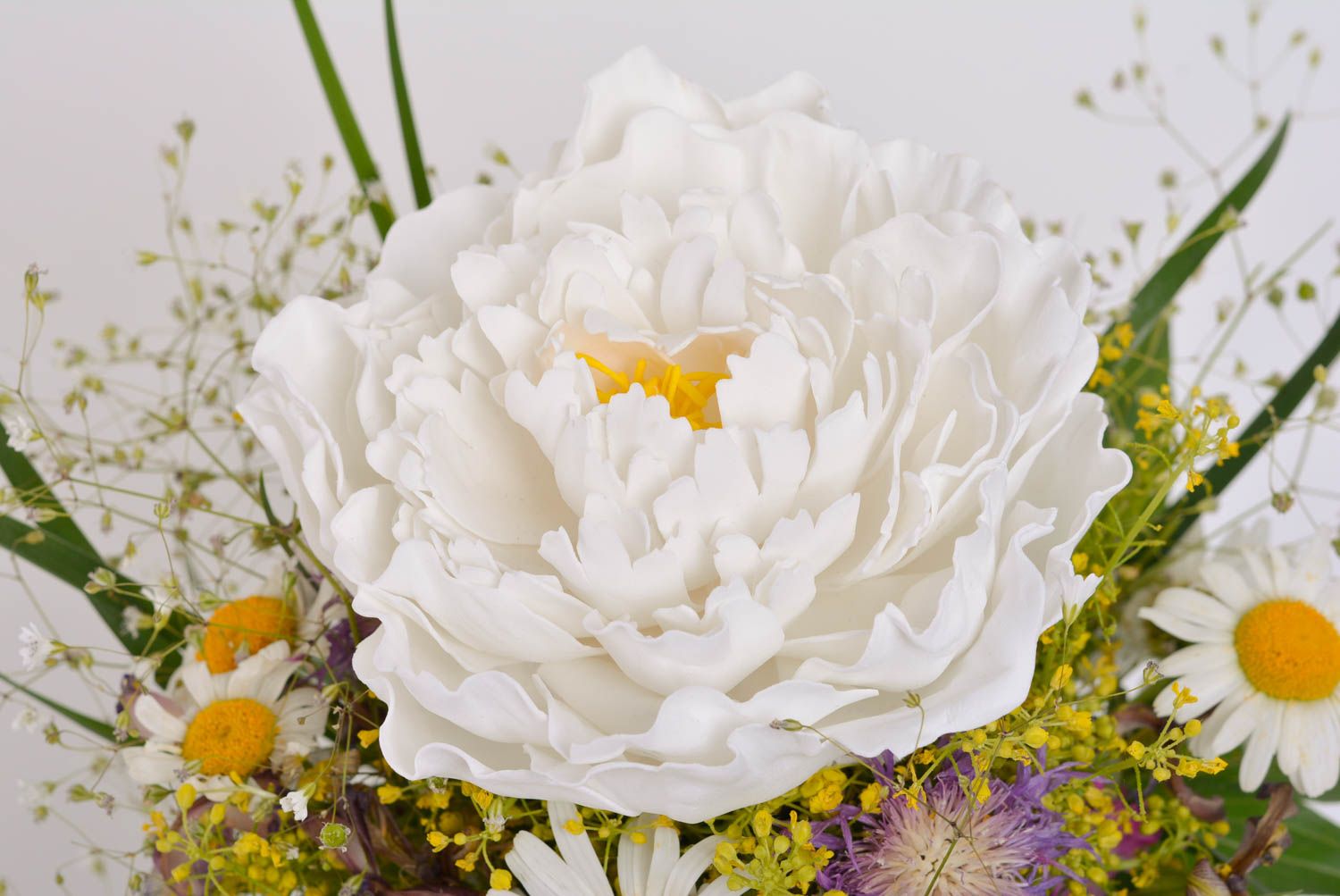 Handgemachtes weißes Spitzen Haarband mit Blume aus plastischem Wildleder  foto 2