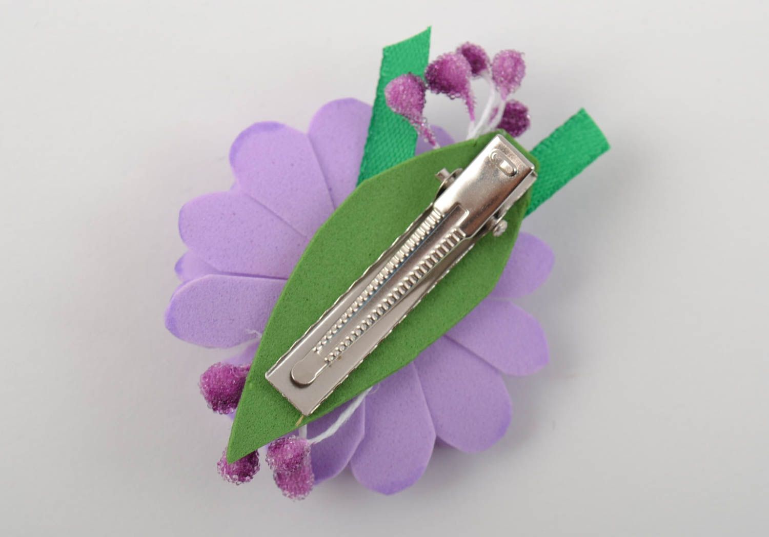 Красивая нежная заколка из фоамирана ручной работы в виде цветка фиолетовая фото 2