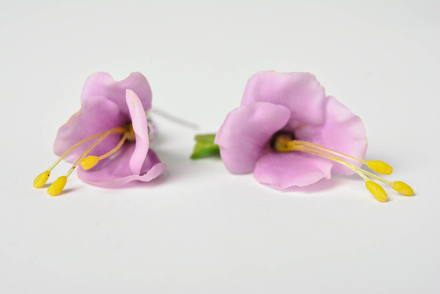 Boucles d'oreilles fleurs couleur lilas en pâte polymère faites main accessoire photo 3