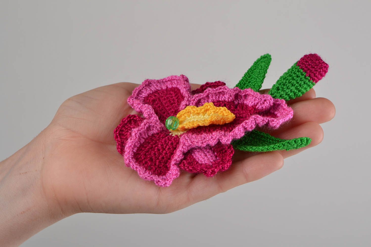 Broche tejido de hilos de algodón artesanal con forma de flor de color frambuesa foto 1