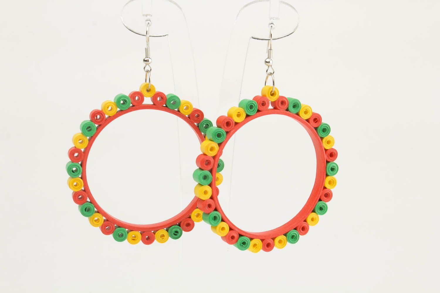 Round paper earrings made using the quilling technique photo 2