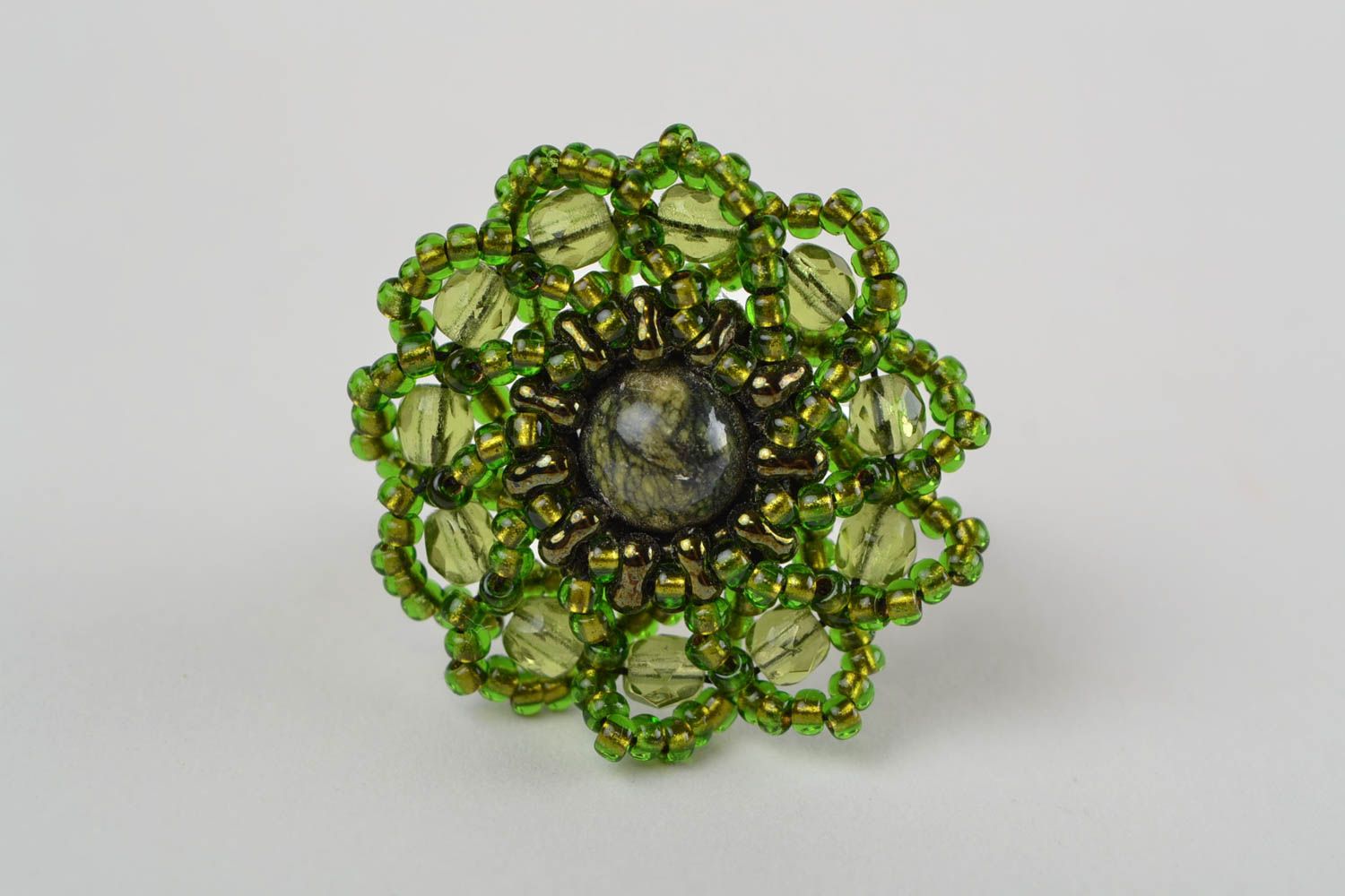 Зеленое кольцо из бисера с натуральным камнем ручной работы оригинальной формы фото 3