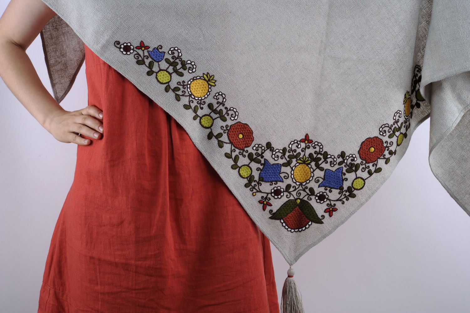 Linen shawl with hand embroidery photo 2