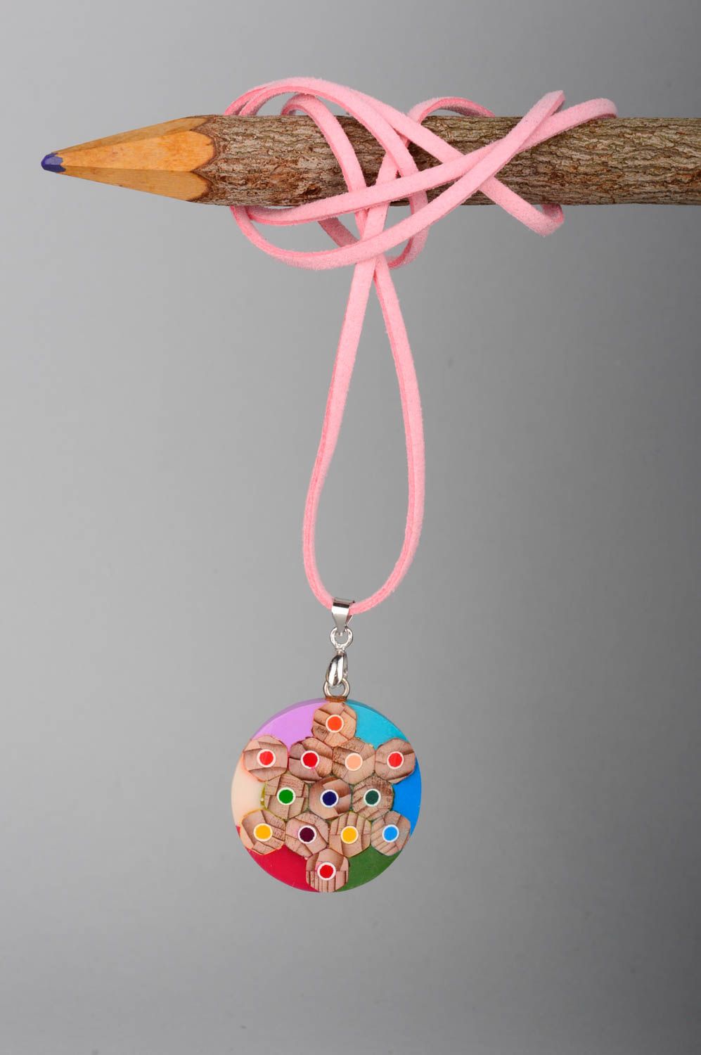 Pendentif rond Bijou fait main multicolore lacet rose Accessoire femme design photo 1