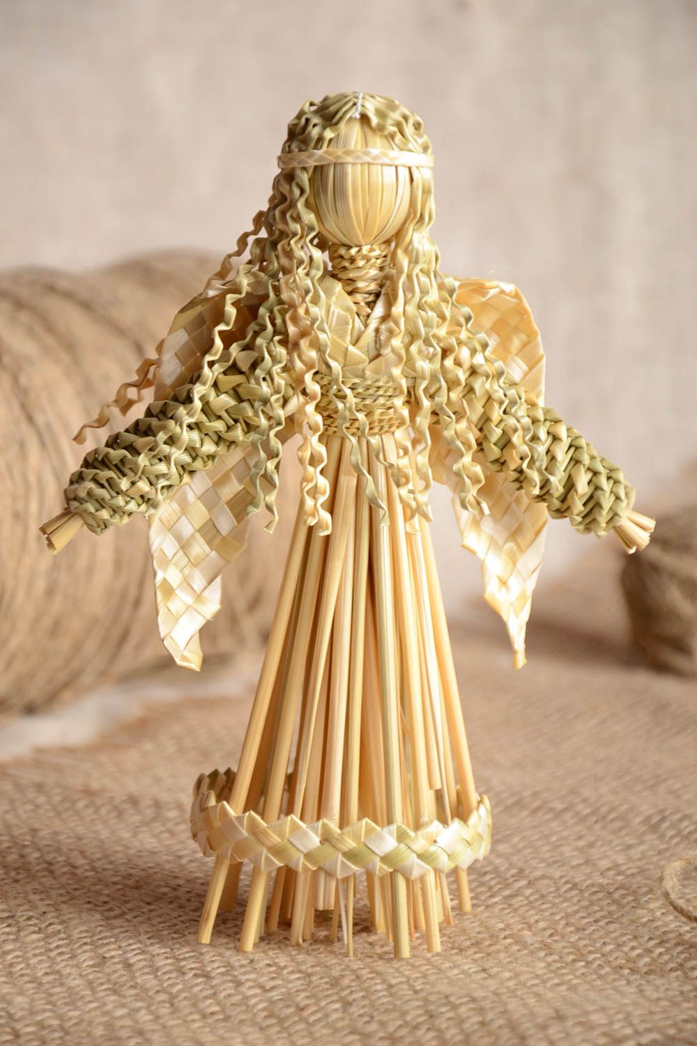 Декоративная игрушка из натуральной соломы ручной работы в виде ангела фото 1