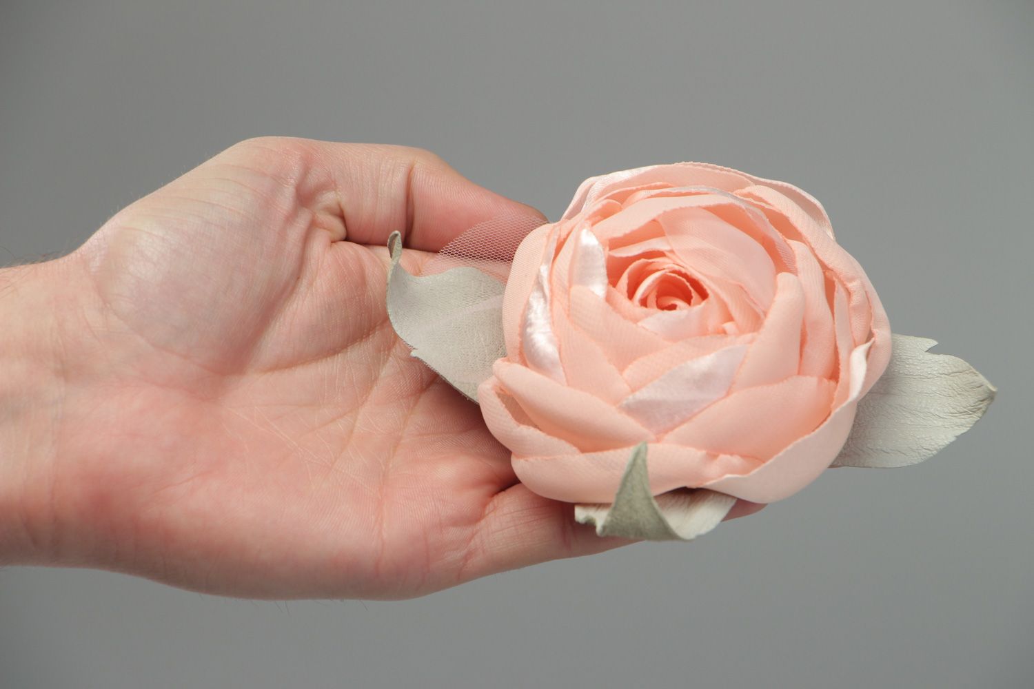 Розовая шифоновая брошь в виде цветка ручной работы с кожаными листьями женская фото 4