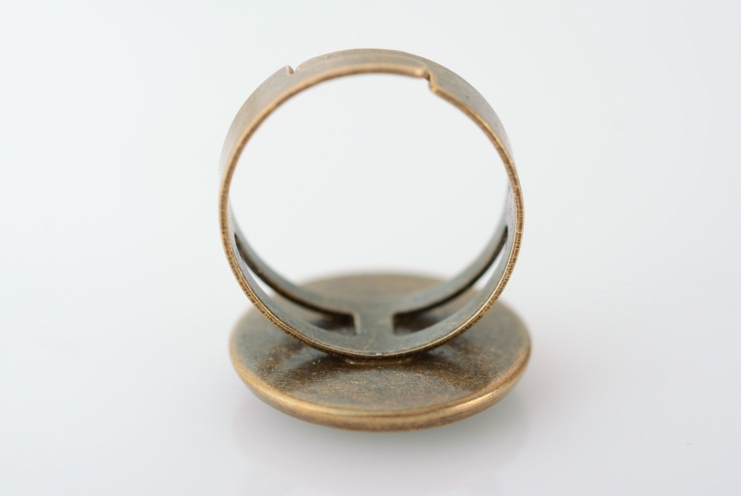 Черное круглое кольцо с белым цветком в эпоксидной смоле ручной работы нарядное фото 5