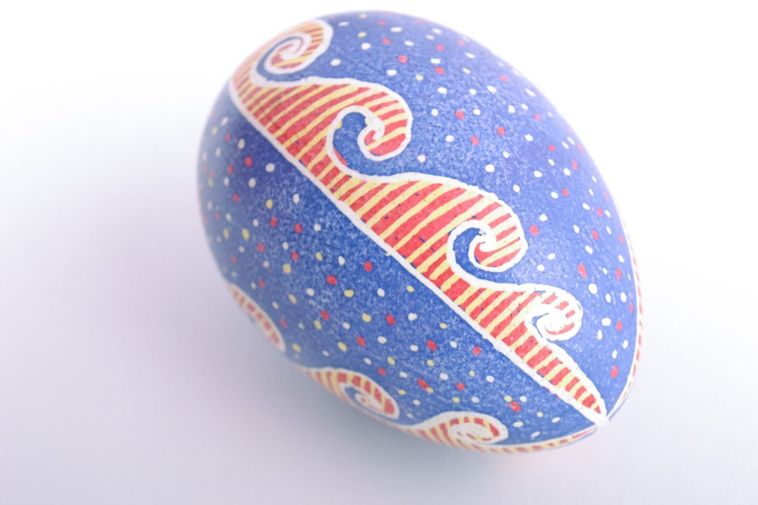 Huevo de Pascua de gallina pintado de azul y rojo artesanal foto 3