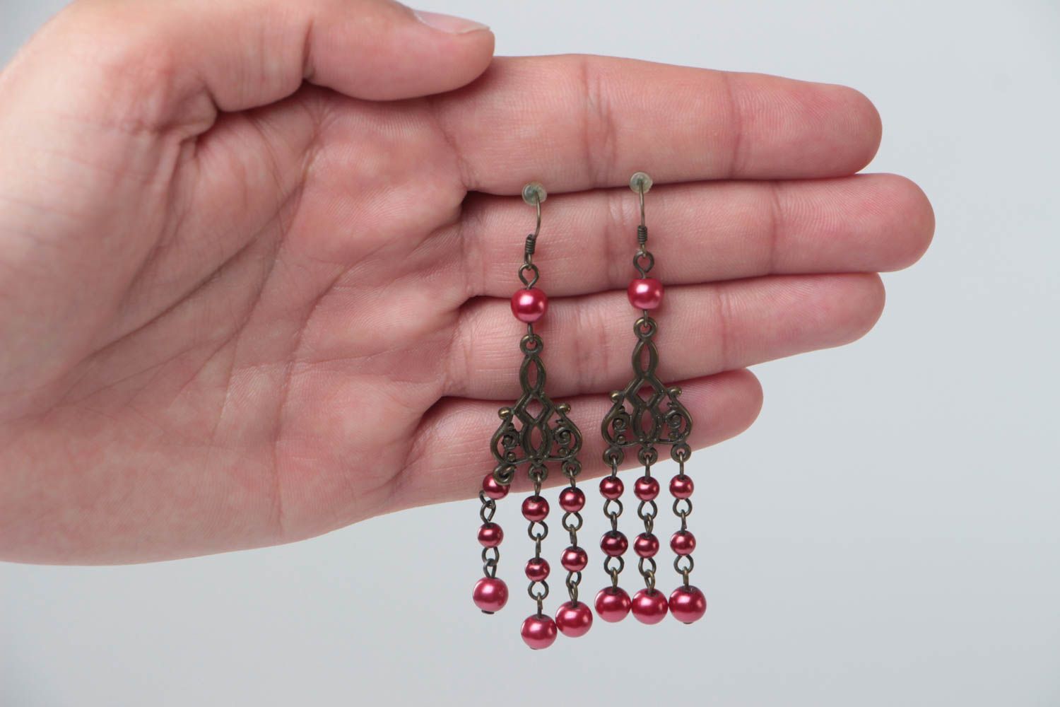 Handmade Designer Schmuck lange Ohrringe Accessoire für Frauen mit roten Perlen foto 5