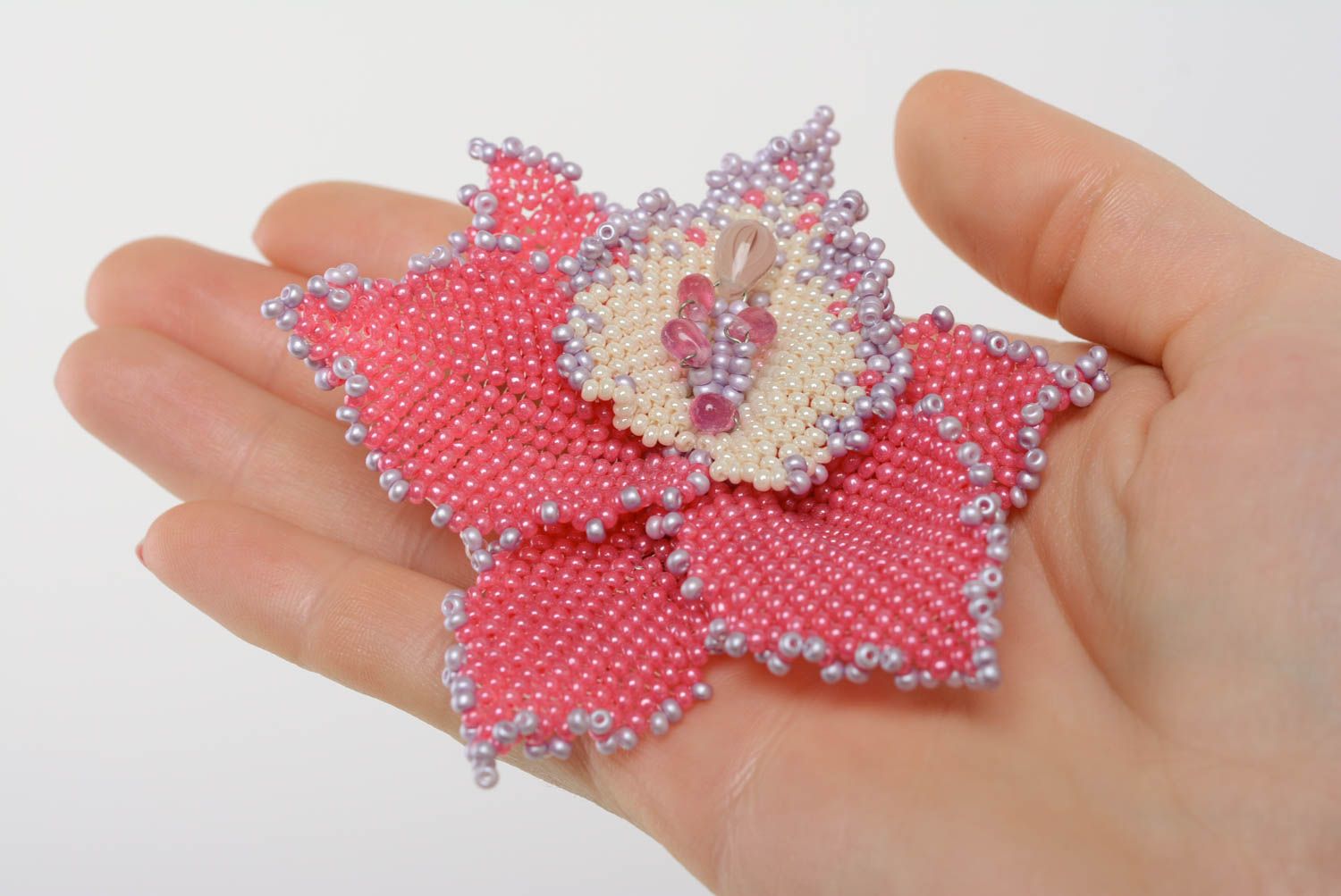 Broche en perles de rocaille tendre faite main en forme de fleur rose bijou photo 4