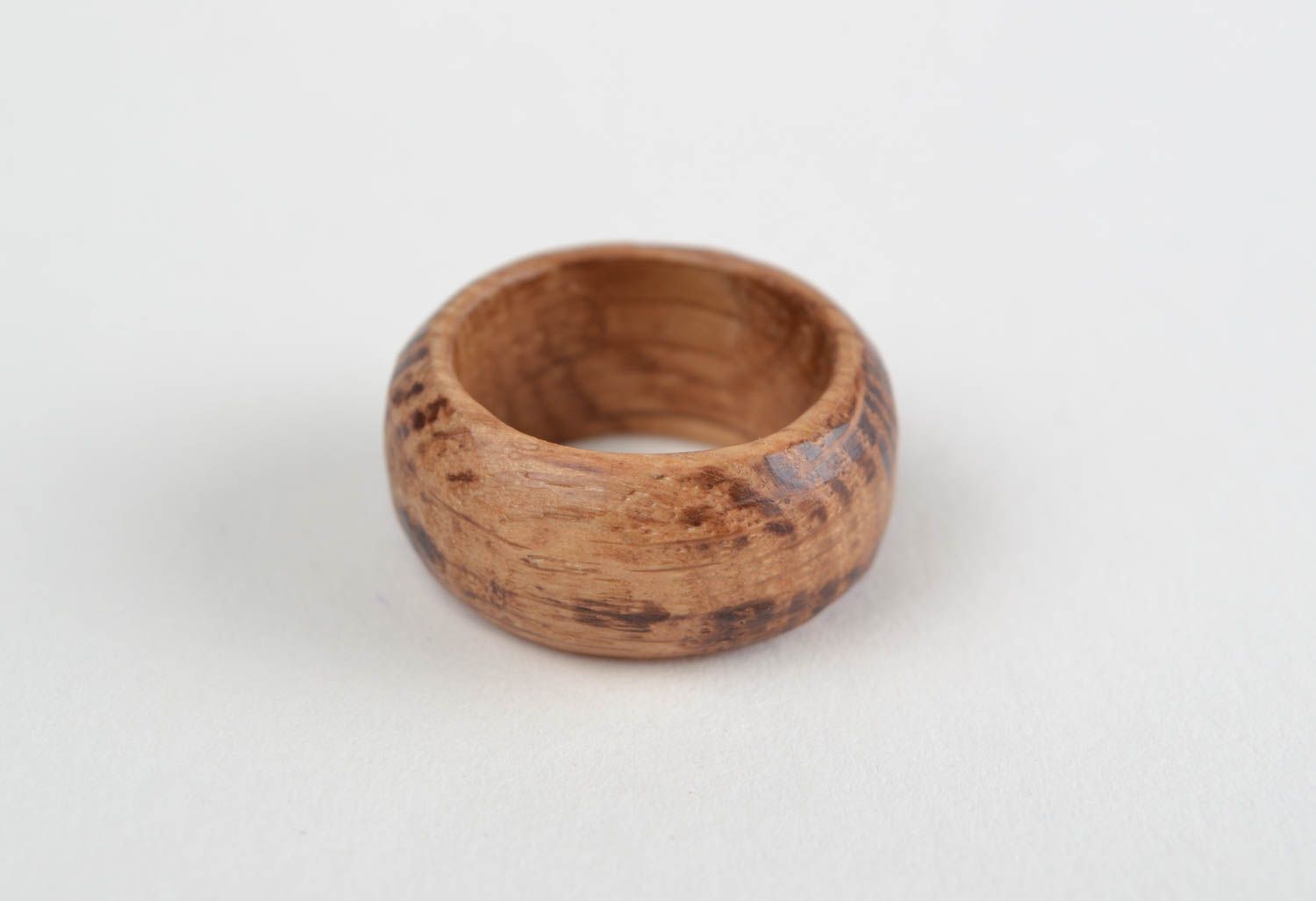 Деревянное кольцо резное круглое стильное ручной работы коричневое женское  фото 4