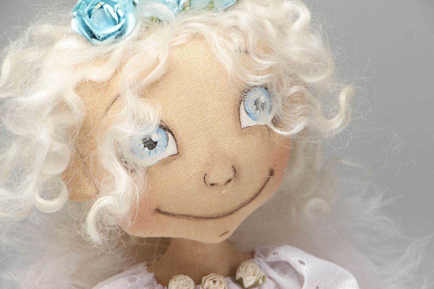Bambola in stoffa fatta a mano angelo bello in vestito bianco da decorazione
 foto 2