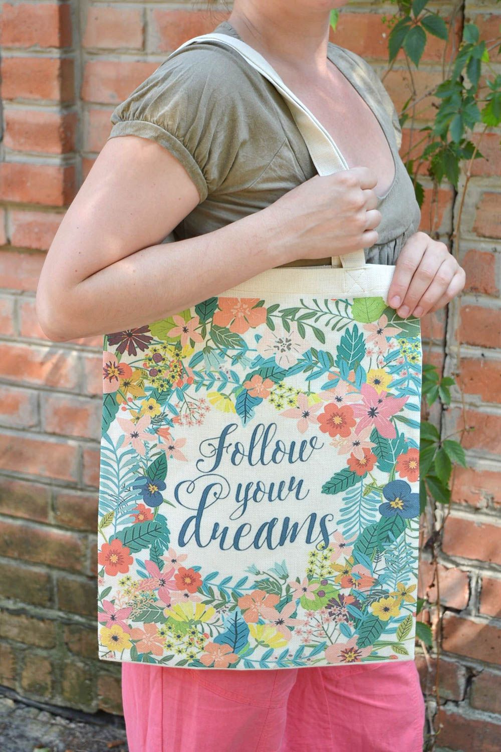 Bolso textil al hombro hecho a mano con estampado Follllow your dream  foto 1
