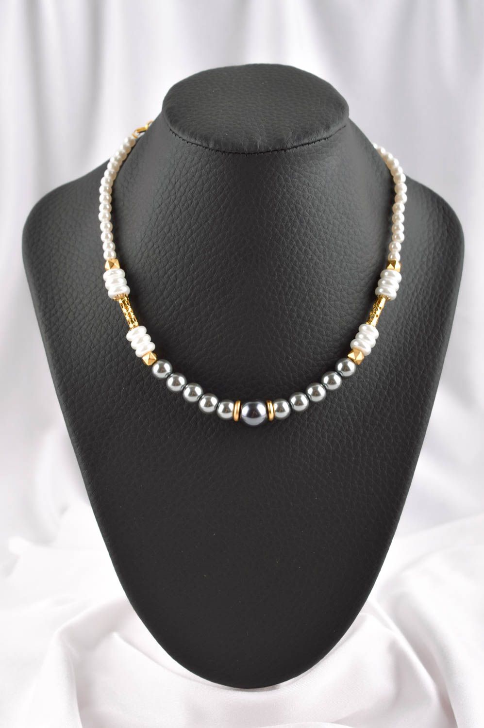 Collier fausses perles Bijou fait main élégant de soirée gris-blanc Cadeau femme photo 1