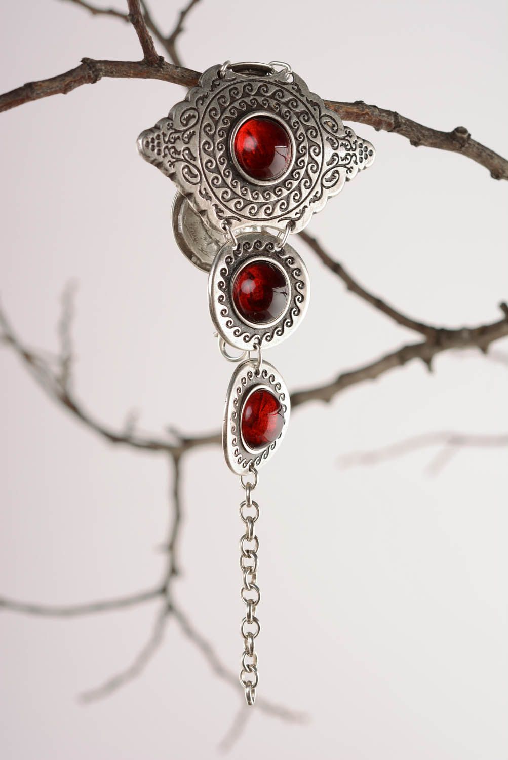 Pulseira artesanal feminina feita de metal prateada com pérolas vermelhas foto 4