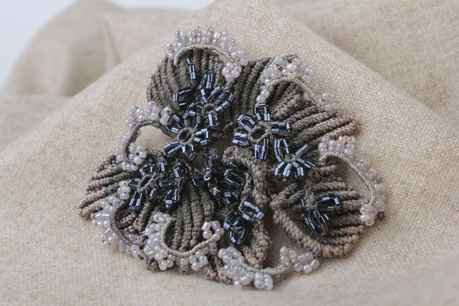 Broche fleur en fils et perles de rocaille photo 1