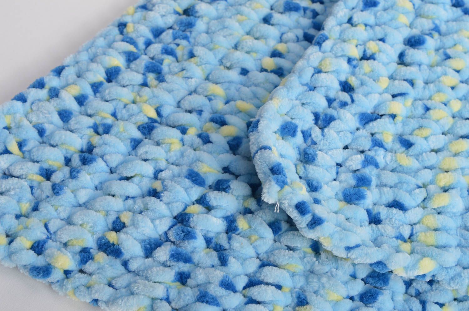 Manta infantil tejida a ganchillo hecha a mano de felpa blanda bonita azul foto 4