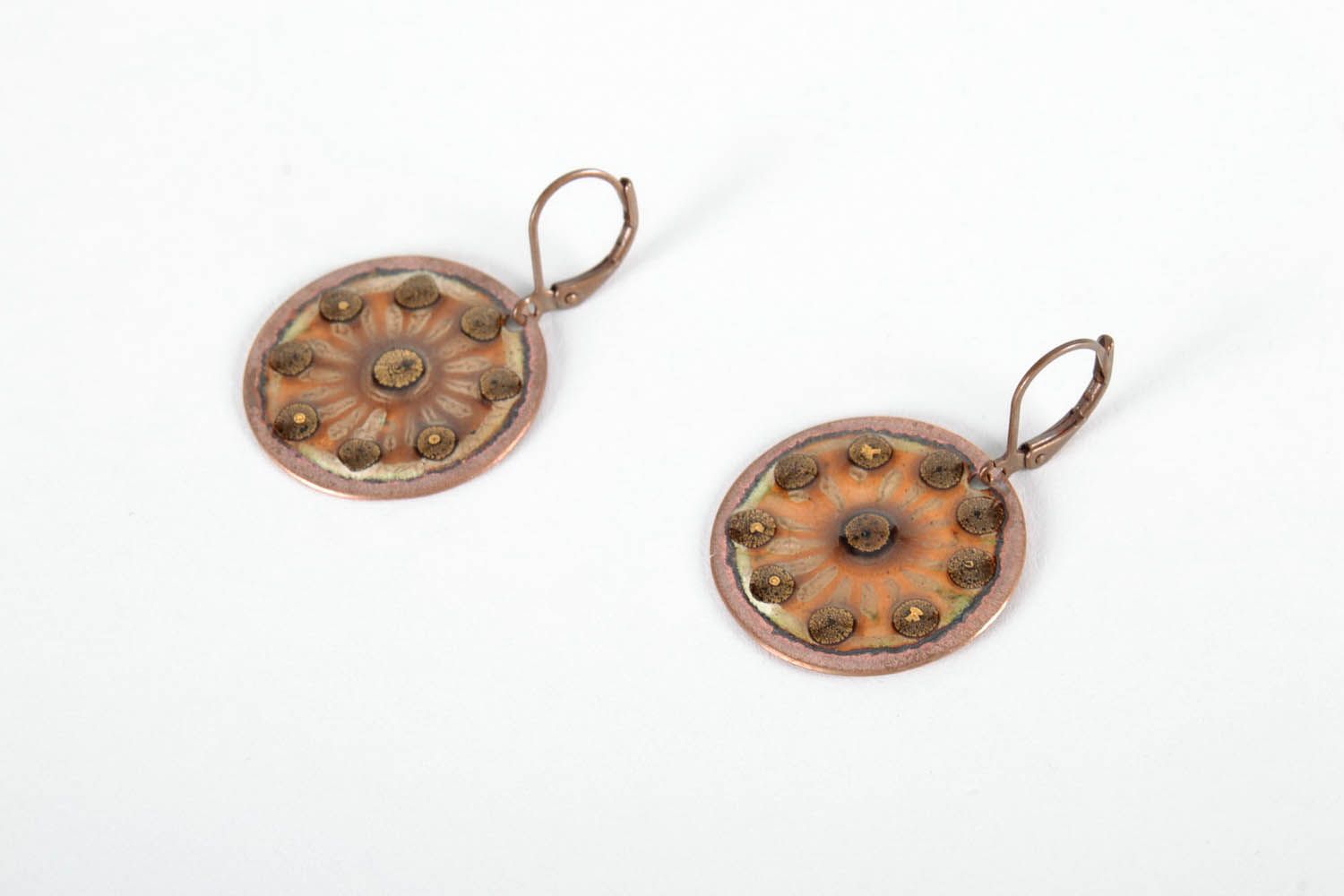 Orecchini di metallo fatti a mano rotondi accessorio originale bello da donna
 foto 1